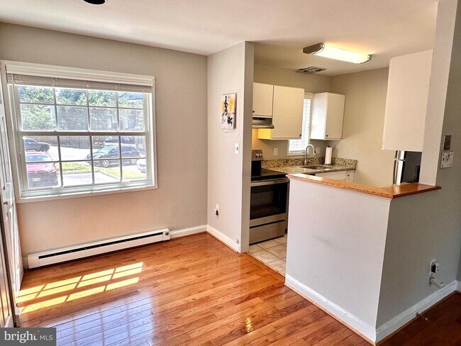 1706 W Abingdon Dr in Alexandria, VA - Building Photo - Building Photo