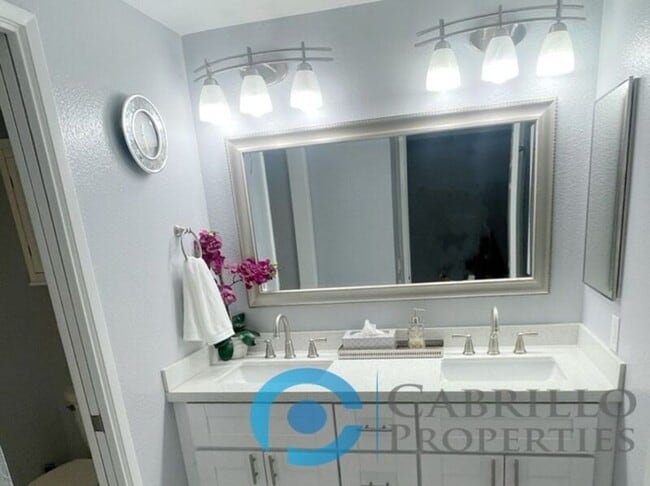 640 Camino De La Reina in San Diego, CA - Building Photo - Building Photo