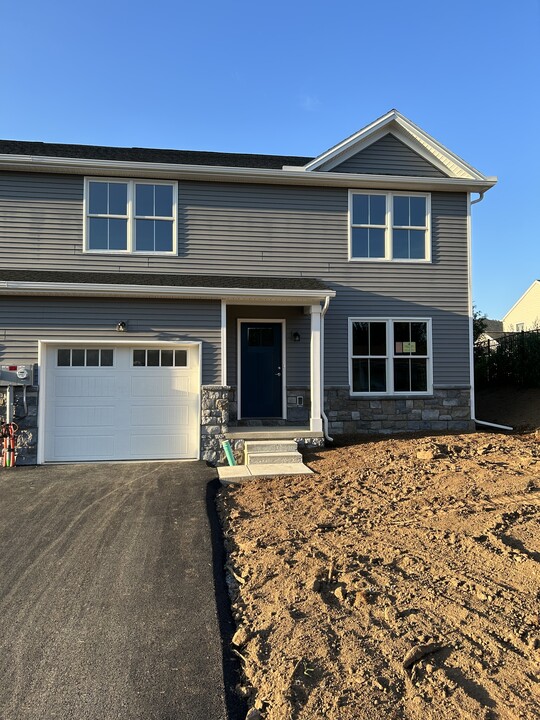 176 Lamp Post Ln in Hershey, PA - Building Photo