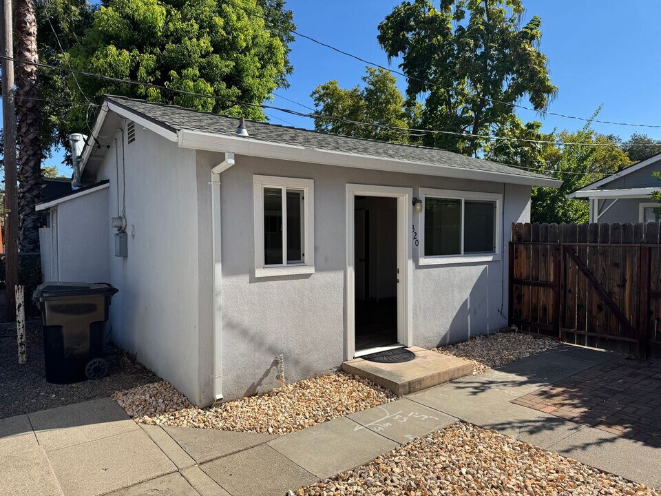 320 C St in Roseville, CA - Building Photo