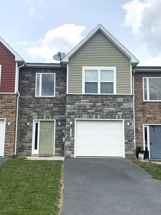 212 Meriweather Dr in Chambersburg, PA - Building Photo