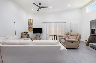 1030 Mt Auburn Ave in Dallas, TX - Building Photo - Building Photo