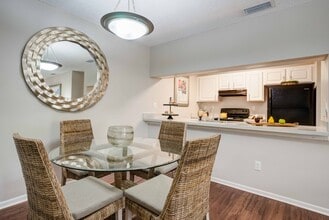 Coral Club Apartment Homes in Bradenton, FL - Foto de edificio - Building Photo