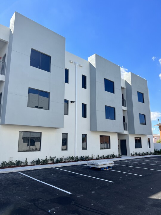 Champions Lofts in Hialeah, FL - Foto de edificio