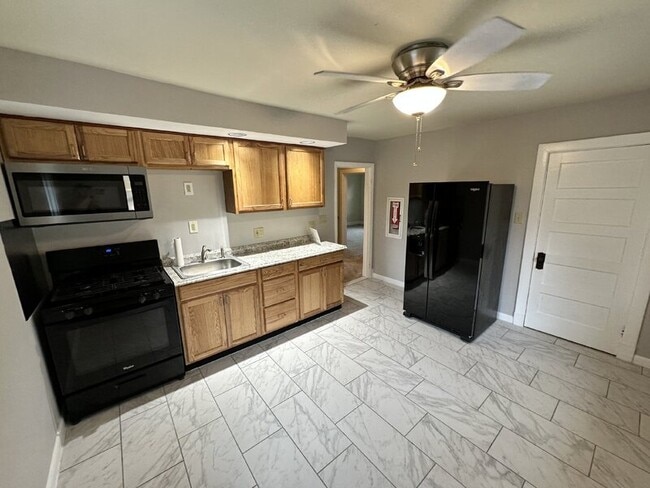 2018 B Englewood Ave in Woodlawn, MD - Foto de edificio - Building Photo