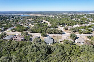 5507 Thunderbird St in Lago Vista, TX - Foto de edificio - Building Photo