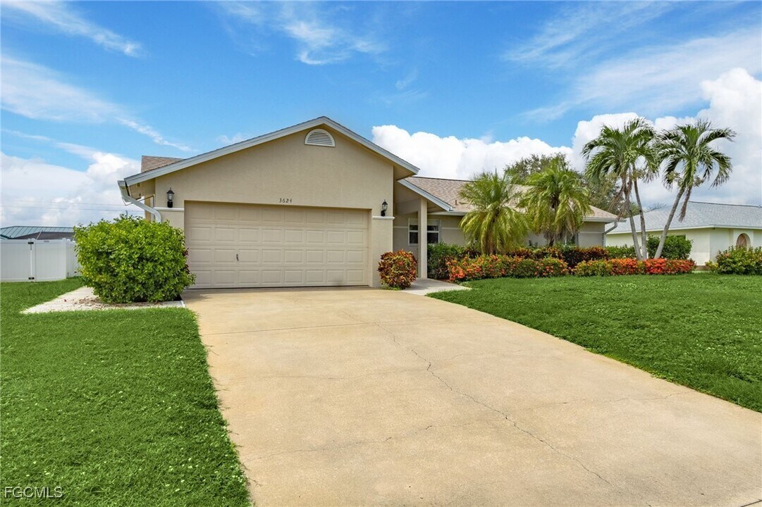 3624 SW 1st Ave in Cape Coral, FL - Building Photo