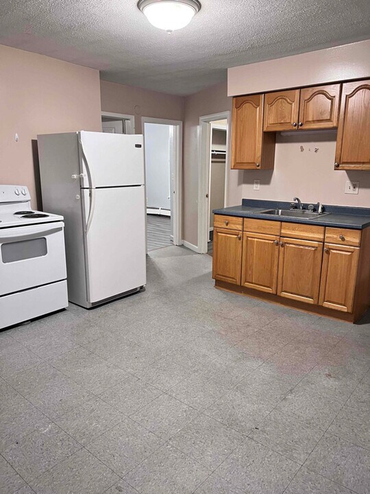 19 Thompson St in Sanford, ME - Building Photo