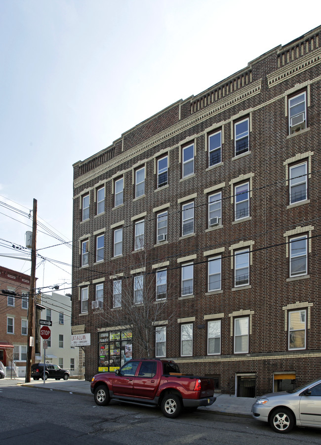 6608 Hudson Ave in West New York, NJ - Building Photo - Building Photo