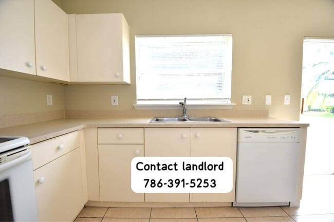 2010 SW 112th Ter in Miramar, FL - Foto de edificio - Building Photo