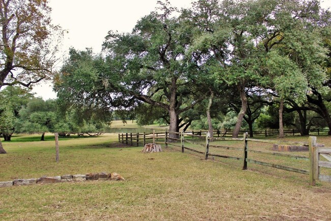 11850 McCrocklin Rd in Brenham, TX - Building Photo - Building Photo