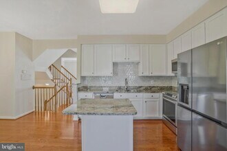 8034 Horseshoe Cottage Cir in Lorton, VA - Building Photo - Building Photo