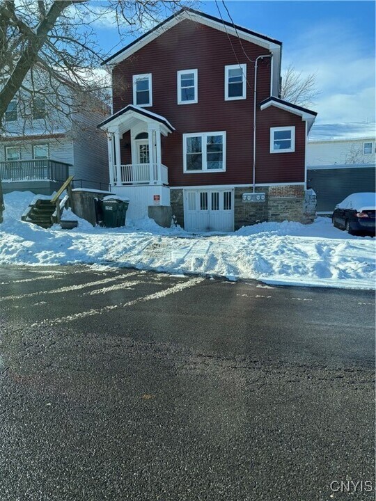 130 W 3rd St in Oswego, NY - Building Photo