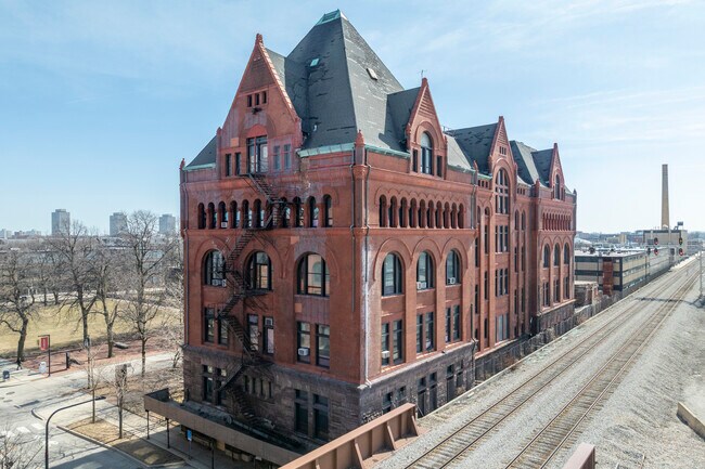 Main Building in Chicago, IL - Building Photo - Building Photo