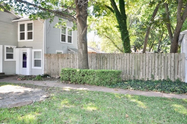 201 1/2 W Columbia St in Weatherford, TX - Building Photo - Building Photo