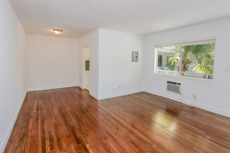 61 Edgewater Dr in Coral Gables, FL - Building Photo - Interior Photo