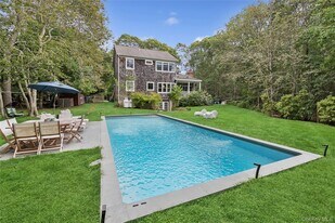 20 Howard St in East Hampton, NY - Building Photo