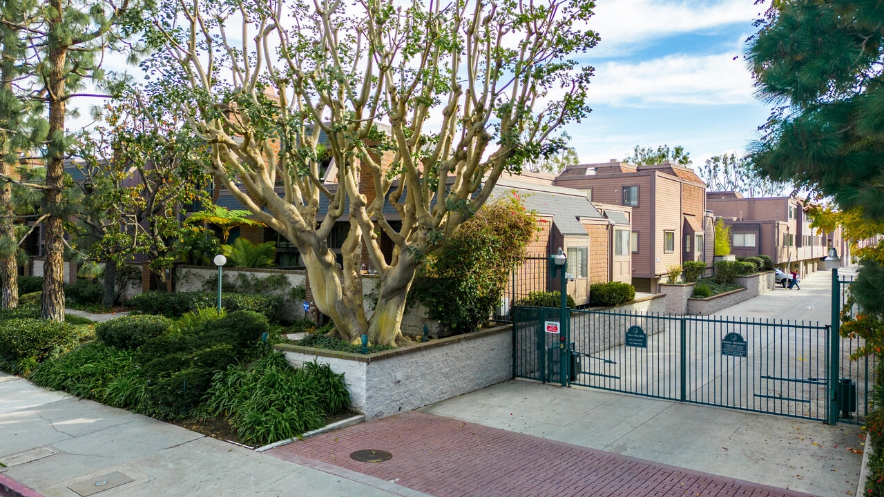 Villa Vallarta in Los Angeles, CA - Foto de edificio