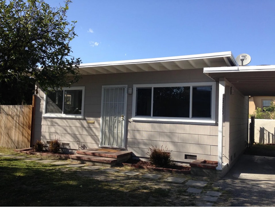 555 S Indian Hill Blvd in Claremont, CA - Building Photo