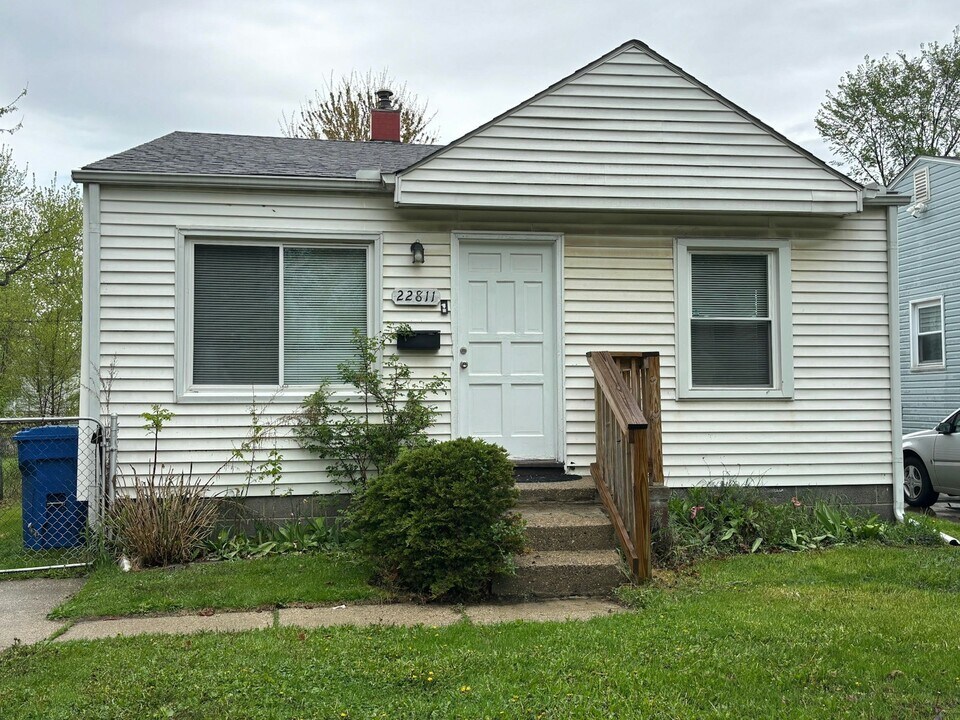 22811 Heussner Ave in Warren, MI - Building Photo