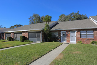 Forest Oaks Villas 55+ in Spring Hill, FL - Foto de edificio - Building Photo