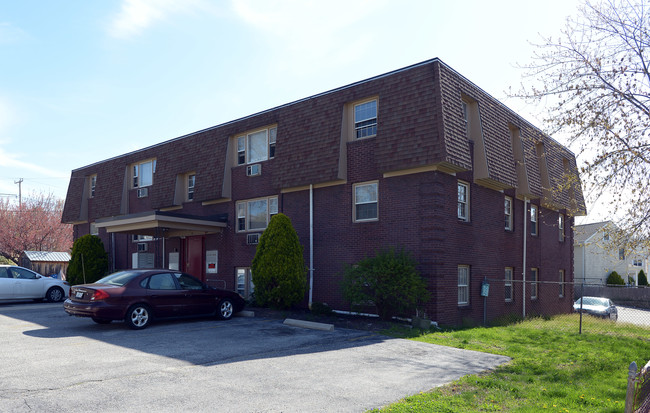 10 Fenway St in North Providence, RI - Foto de edificio - Building Photo