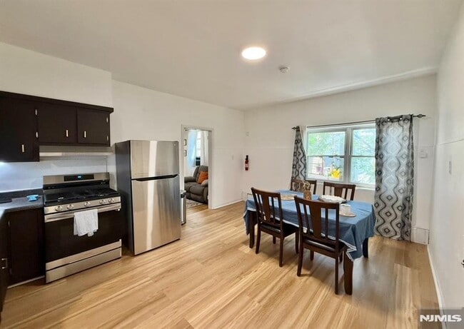 616 Frank E Rodgers Blvd N in Harrison, NJ - Foto de edificio - Building Photo