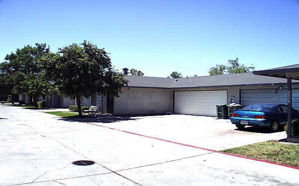 3325-3355 Holly Dr in Tracy, CA - Building Photo - Building Photo