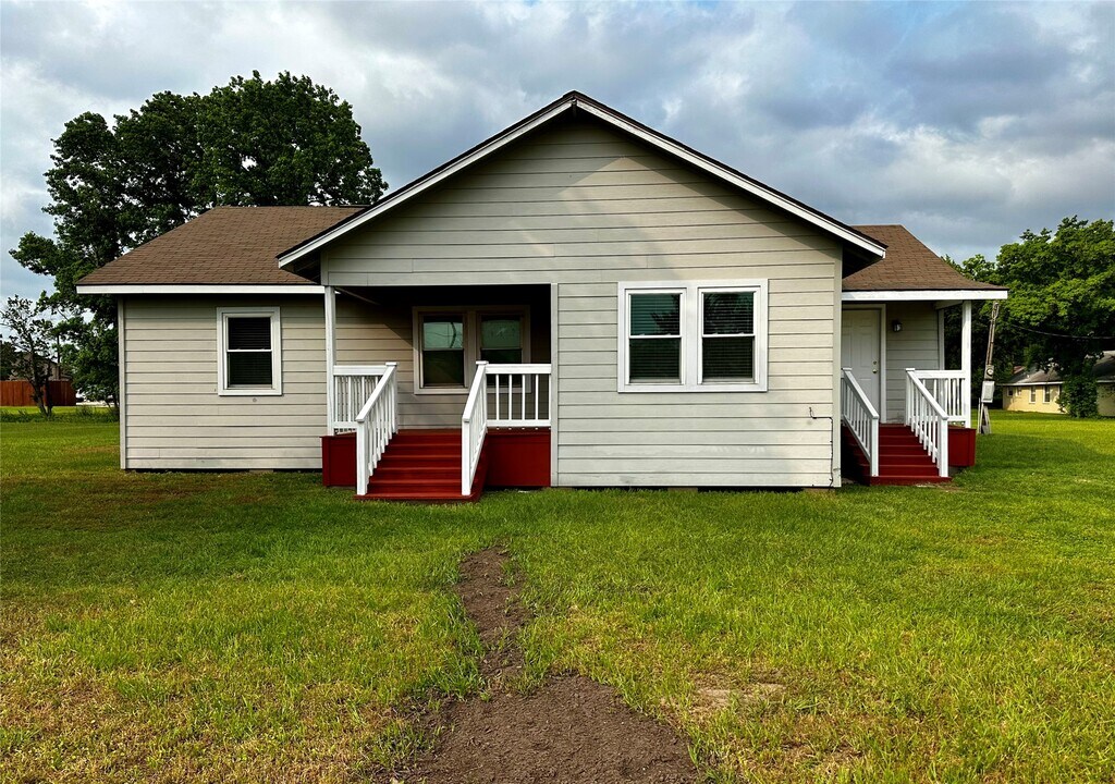 318 Melton St in Magnolia, TX - Building Photo
