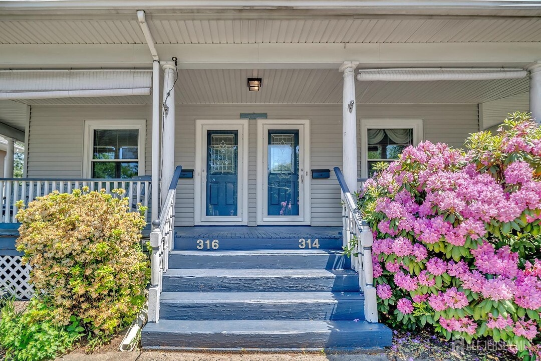 314-316-316 Park Pl in Dunellen, NJ - Building Photo
