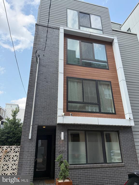 property at 1651 E Eyre St