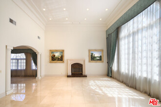218 S Medio Dr in Los Angeles, CA - Building Photo - Building Photo