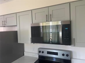 6410 Moss Way in Tampa, FL - Building Photo - Building Photo