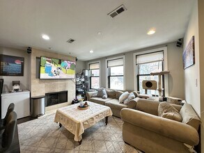 917 N Damen Ave, Unit J04P in Chicago, IL - Foto de edificio - Building Photo