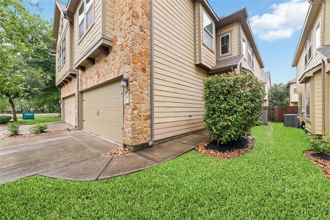 9 Cheswood Manor Drive in The Woodlands, TX - Building Photo - Building Photo