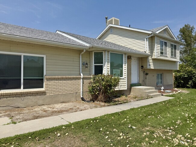 2936 Roundtable Rd in West Valley City, UT - Building Photo - Building Photo