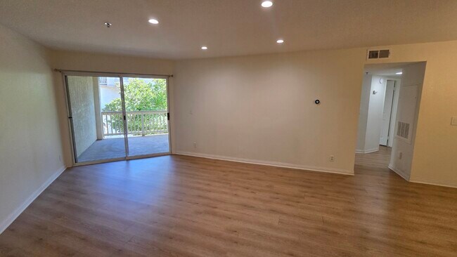 697 Sutton Crest Trl in Oak Park, CA - Foto de edificio - Building Photo