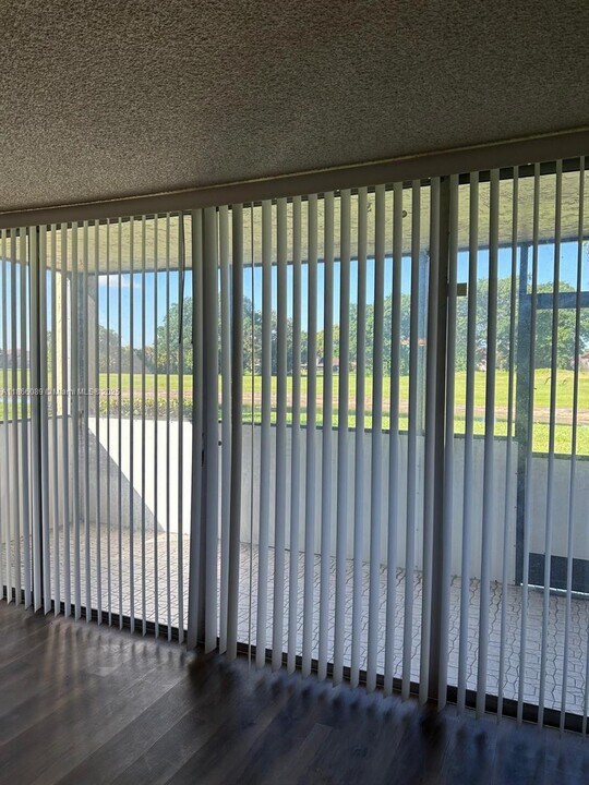 3671 Environ Blvd in Lauderhill, FL - Building Photo