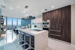 851 NE 1st Ave in Miami, FL - Building Photo