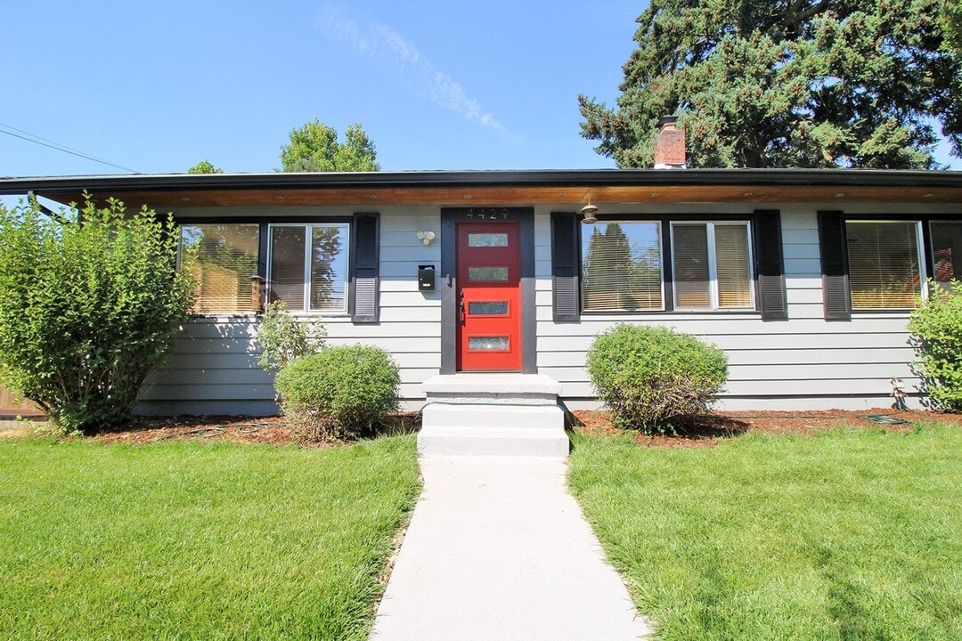 4429 SE Raymond St in Portland, OR - Building Photo