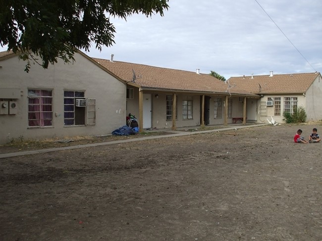 126 Madoline St in Pittsburg, CA - Foto de edificio - Building Photo