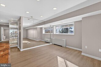 10320 Westlake Dr in Bethesda, MD - Foto de edificio - Building Photo