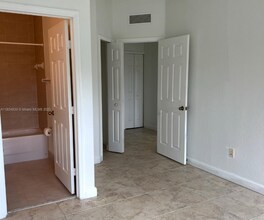 10242 NW 7th St in Miami, FL - Building Photo - Building Photo