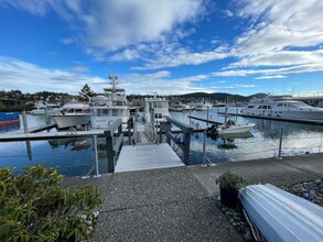 2001 Skyline Way in Anacortes, WA - Foto de edificio - Building Photo