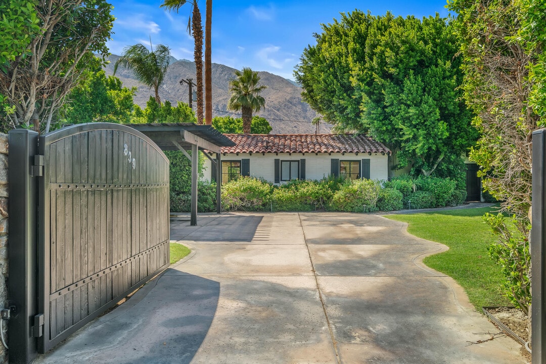 839 N Avenida Olivos in Palm Springs, CA - Foto de edificio