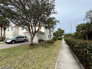 884 Hampton Cir in Naples, FL - Building Photo - Building Photo