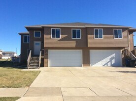 3356 Stephanie Dr in Dickinson, ND - Building Photo