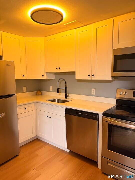 126 E Liberty St in Danbury, CT - Building Photo