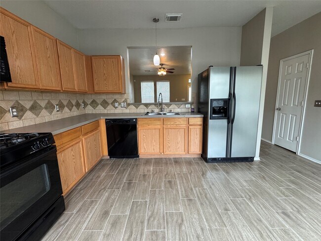 16875 Mammoth Springs Dr in Houston, TX - Building Photo - Building Photo