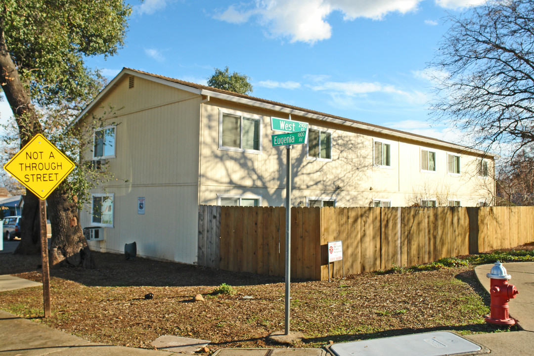 1869 Railroad Ave in Redding, CA - Foto de edificio